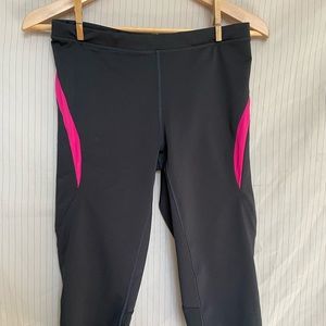 Saucony Knee Length Cropped Leggings with Zippered Pocket M